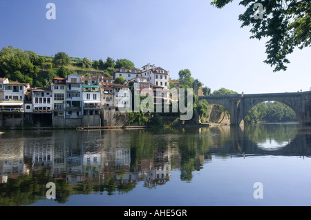 In Portogallo la Costa Verde, Amarante, il ponte romano sul fiume Tamega, parte della città con vista sul fiume ristoranti Foto Stock