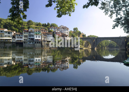 In Portogallo la Costa Verde, Amarante, il ponte romano sul fiume Tamega, parte della città con vista sul fiume ristoranti Foto Stock
