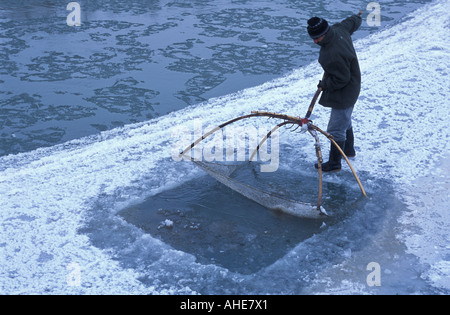 Gli abitanti di un villaggio di pesca congelati nel fiume Eufrate, Mus Turchia. Foto Stock