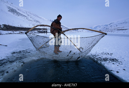 Gli abitanti di un villaggio di pesca congelati nel fiume Eufrate, Mus Turchia. Foto Stock