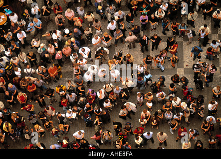 La folla in Piazza della Città Vecchia di Praga, Repubblica Ceca Foto Stock