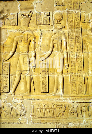 Un rilievo del tempio di Edfu raffigurante la "Bella riunione di Horus e Hathor' Foto Stock