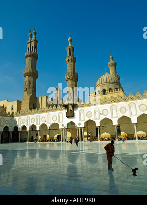 Un uomo di lucidatura occupato il cortile centrale di dalla moschea di Al Azhar Foto Stock