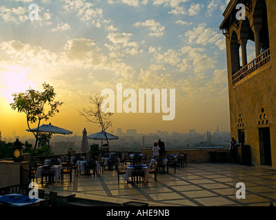 Ristorante Terrazza di Al Azhar Park Cairo al tramonto Foto Stock