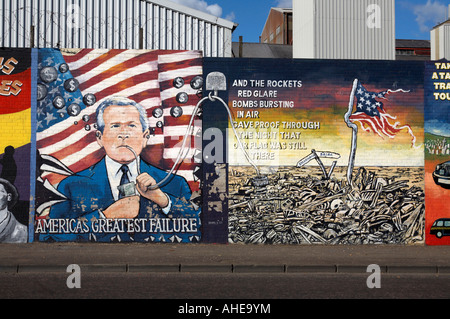 International pitture murali di età repubblicana falls road area della parte occidentale di Belfast Irlanda del Nord . Questo murale è un anti George Bush Foto Stock