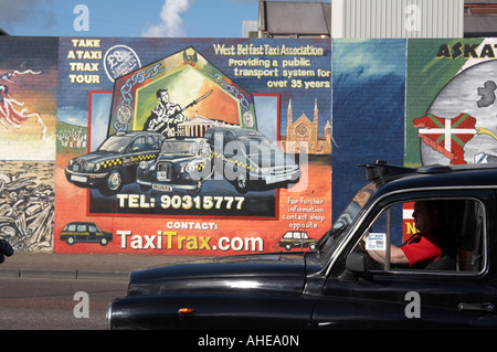 Falls Road taxi nero passato di guida internazionale di pitture murali di età repubblicana falls road area del west belfast Irel settentrionale Foto Stock