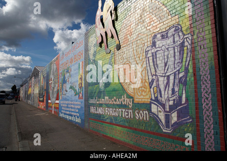 International pitture murali di età repubblicana falls road area della parte occidentale di Belfast Irlanda del Nord . Questi dipinti murali politico funzione st Foto Stock