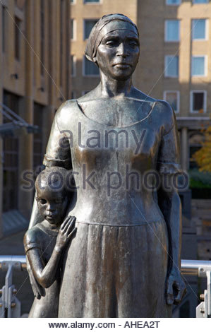 Donna africana e bambino statua in onore di tutti coloro che furono uccisi o imprigionati per la loro posizione contro l apartheid, Edimburgo in Scozia Foto Stock