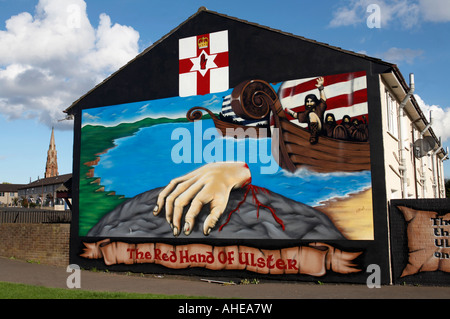 Lealisti mano rossa di ulster leggenda murales in basso Shankill Road area della parte occidentale di Belfast Irlanda del Nord . Foto Stock