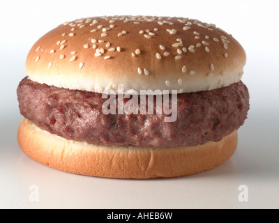 Un hamburger su uno sfondo bianco alimentare editoriale Foto Stock