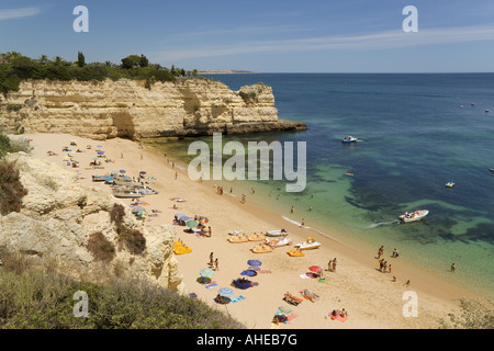 Il Portogallo Algarve Praia de Nossa Senhora da Rocha beach vicino a Armacao de Pera di fronte Viking Resort Foto Stock