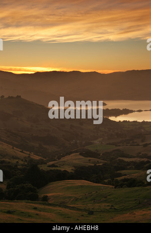 Vista dalla cima della collina che guarda verso Robinsons Bay sulla Penisola di Banks vicino a Christchurch sull'isola del sud della Nuova Zelanda Foto Stock