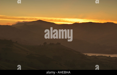 Vista dalla cima della collina che guarda verso Robinsons Bay sulla Penisola di Banks vicino a Christchurch sull'isola del sud della Nuova Zelanda Foto Stock