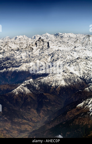 Formato verticale vista aerea di nevato vette himalayane oltre le loro colline Foto Stock