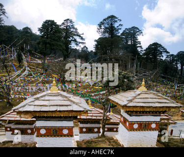 Memoriale di guerra per la commemorazione del 2003 guerra di confine con l'India costituito da 108 chortens vicino Dochhu La pass provincia Thimpu Bhutan. Foto Stock