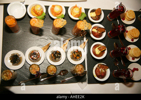 Miniatura antipasti a una fiera alimentare Foto Stock