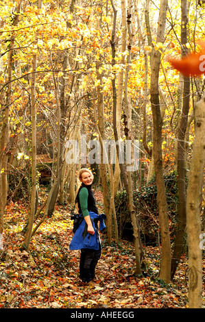 Ragazza con fotocamera è camminare sul sentiero di Torre di Broadway Foto Stock
