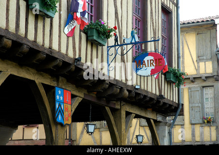 Marcatura di segno l'ufficio del sindaco di Mairie, su di una piazza centrale della mezza-edifici con travi di legno in Ariège città di Mirepoix Foto Stock