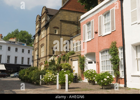 Case colorate in Lennox Garden Mews Kensington & Chelsea strada privata angolo con Walton Street. Central London SW1 Inghilterra Foto Stock