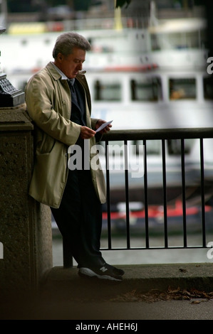 Il leggendario attore di Hollywood Dustin Hoffman vicino al fiume Tamigi a Londra Foto Stock