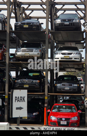 Impilate le auto nel parcheggio a Manhattan, New York, Stati Uniti d'America Foto Stock