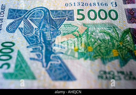 Dettaglio di una banconota 5000, utilizzato come moneta in molti paesi dell' Africa occidentale. Foto Stock