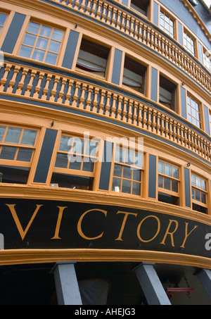 Vista di poppa di HMS Victory a Portsmouth Historic Dockyard, Hampshire, Inghilterra Foto Stock