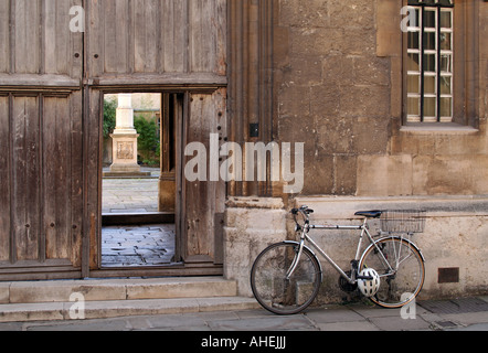 Bicicletta parcheggiata fuori il Corpus Christi College, Oxford University, con vista sulla parte anteriore Quad Foto Stock