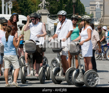 Segway a Parigi con champs elysees Foto Stock