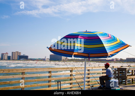 Un uomo pesca sulla Spiaggia di Jacksonville Pier, Florida. Foto Stock