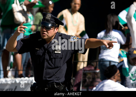 Un NYPD police officer dirige il traffico sulla seconda Ave a Manhattan, New York. Foto Stock