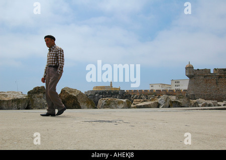 Un anziano uomo portoghese a piedi lungo Peniche Porto Portogallo Foto Stock