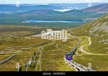 Vista spettacolare su Cairngorm Mountain Resort stazione inferiore e Loch Morlich con veicolo funicolare progredendo verso il vertice Foto Stock