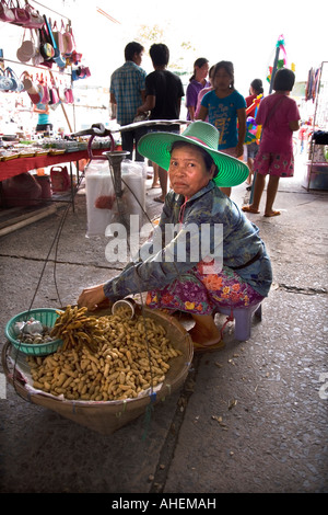 Venditore di strada che vende arachidi e uova bollite da cesti nel mercato di Banchang, Banchang. Thailandia. Foto Stock