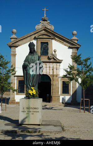 Statua di Sao Teotonio accanto ad una chiesa nella città di Valenca noto anche come Valença do Minho in Portogallo settentrionale Foto Stock