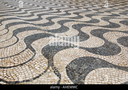 Wave cobblestone pavement nel centro di Cascais una città costiera e un comune in Portogallo, a ovest di Lisbona Portogallo Foto Stock