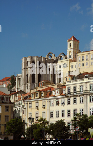 Vista verso il Convento do Carmo da Rossio o Praca de Dom Pedro IV square, Lisbona Portogallo Foto Stock