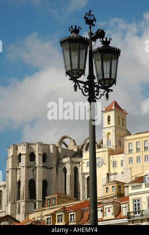 Vista verso il Convento do Carmo da Rossio o Praca de Dom Pedro IV square, Lisbona Portogallo Foto Stock