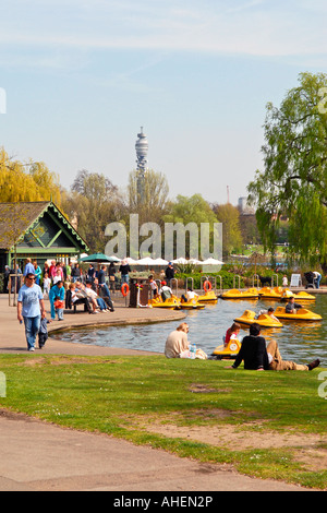 Regno Unito , Londra , Regent's Park , per bambini sul lago in barca con il Post Office tower in background in sole primaverile Foto Stock