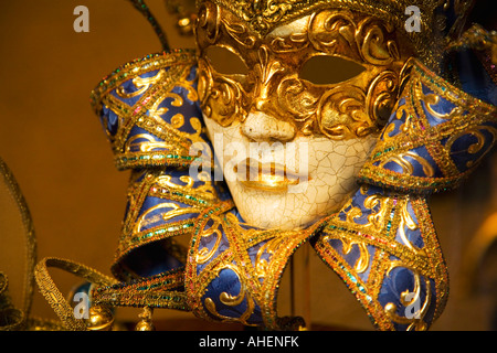 Carnevale veneziano maschera in blu e oro womans fatti a mano nella finestra del negozio Venezia Italia Europa UE Foto Stock