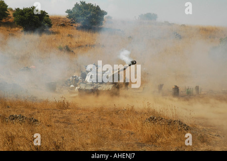 M israeliano109 semoventi obice sparando 155mm gusci in posizioni degli Hezbollah in Libano dal Golan Israeli-Hezbollah durante la guerra nel 2006 Foto Stock