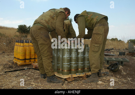 I soldati israeliani preparano 155mm gusci per sparare nelle posizioni di Hezbollah in Libano dalle alture del Golan durante la guerra israelo-Hezbollah. Foto Stock