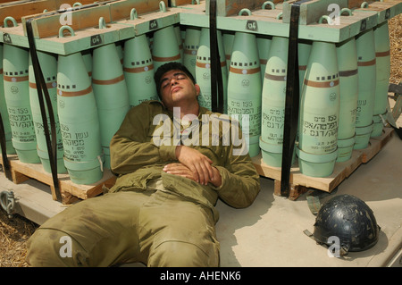 Un soldato israeliano prende un pisolino dopo aver preso parte a sparare 155mm gusci in Hezbollah posizioni dalle alture del Golan durante la guerra Israeli-Hezbollah Foto Stock