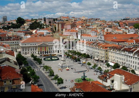 Il quartiere di Baixa panoramica con o Rossio Praca de Dom Pedro piazza lastricata, città di Lisbona Portogallo Foto Stock