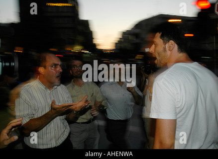 Un uomo israeliano sostiene con un attivista della pace durante la protesta di sinistra contro le operazioni dell'esercito israeliano in Libano, Tel Aviv Israele luglio 22 2006 Foto Stock