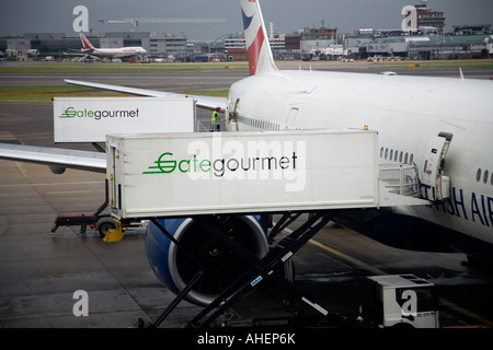 Gate Gourmet catering forniture essendo caricati su un volo British Airways / piano. Foto Stock