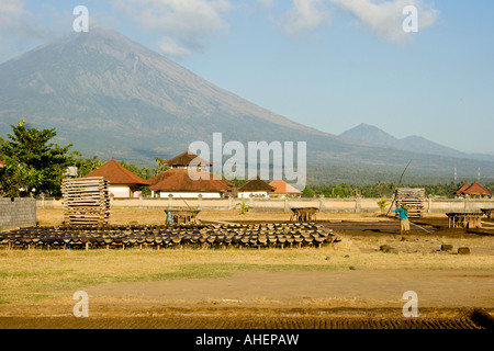 Di fabbricazione artigianale per la produzione di sale di Gunung Agung in distanza Amed Bali Indonesia Foto Stock