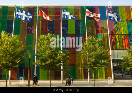 Canada Quebec Montreal la gente a piedi dal Centro Convegni di Montreal progettato con vetro colorato e Canadian bandiere Foto Stock
