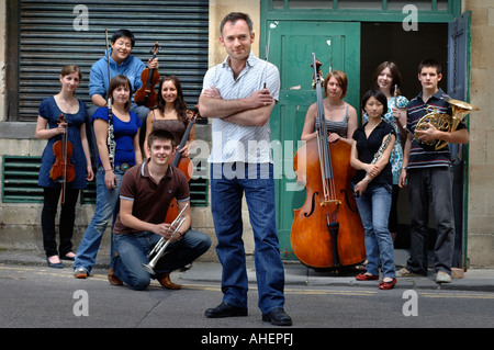 Parte del National Youth Orchestra tra prove con il conduttore CHARLES HAZLEWOOD PRESSO IL BAGNO FORUM REGNO UNITO Foto Stock