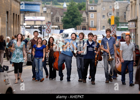 Parte del National Youth Orchestra tra PROVE IN VASCA DA BAGNO FORUM REGNO UNITO Foto Stock